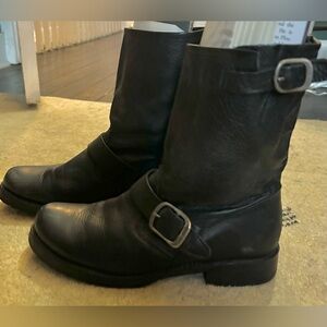 Frye Veronica short leather boots. Black. Size 8.